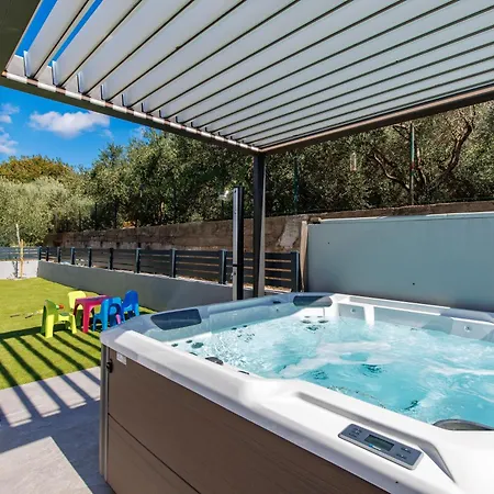 Luxury Ani & Ema With Jacuzzi Appartamento *